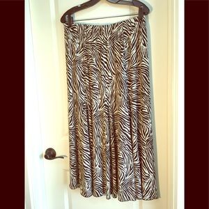 ❤️ Chicos Skirt  Animal print Sz 2 Black & Cream